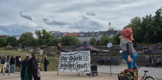Rund 70 Menschen versammelten sich nach Polizei-Angaben.