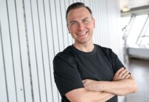 Tim Raue bietet in seinem neuen Restaurant heimische Küche an.