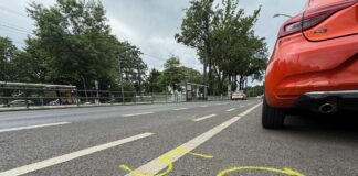 Eine Fußgängerin starb bei dem Verkehrsunfall, nachdem sie von einer Straßenbahnhaltestelle gekommen war.