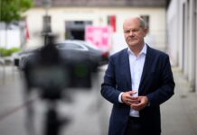 Bundeskanzler a. D. Olaf Scholz bei einem Besuch des Leibniz-Zentrums für Zeithistorische Forschung Potsdam (ZZF) und einer Foto-Ausstellung zum Alltag in der ukrainischen Stadt Lwiw 