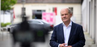 Bundeskanzler a. D. Olaf Scholz bei einem Besuch des Leibniz-Zentrums für Zeithistorische Forschung Potsdam (ZZF) und einer Foto-Ausstellung zum Alltag in der ukrainischen Stadt Lwiw 