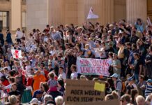 Die SPD/BSW-Koalition in Brandenburg will angesichts von Protesten im Fall steigender Steuereinnahmen mehr Geld für Schulen ausgeben. (Archivbild)