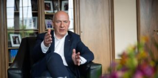 Berlins Regierender Bürgermeister Kai Wegner (CDU) lässt beim Tag der offenen Tür Besucher auch mal in sein Amtszimmer. (Archivbild)