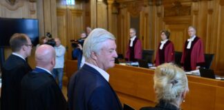 Jürgen Elsässer (2.v.r.), Compact-Chefredakteur, und seine Ehefrau Stephanie Elsässer (r) stehen mit ihren Verteidigern im Gerichtssaal.