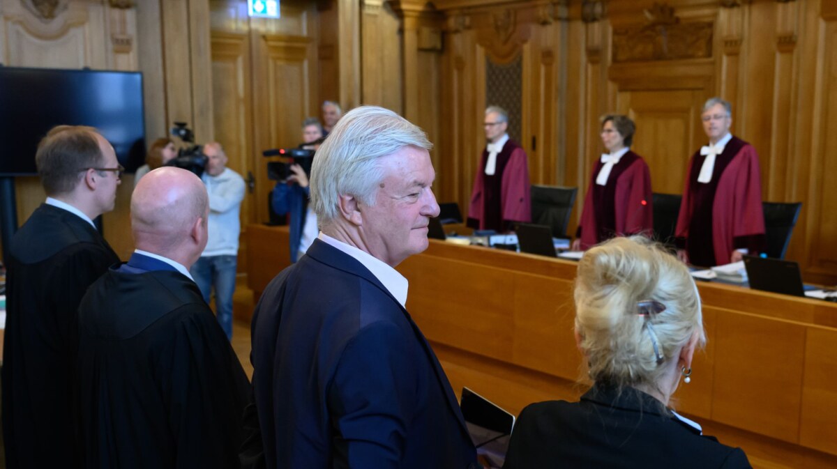 Bundesgericht verhandelt über „Compact“ Verbot Jürgen Elsässer (2.v.r.), Compact-Chefredakteur, und seine Ehefrau Stephanie Elsässer (r) stehen mit ihren Verteidigern im Gerichtssaal.