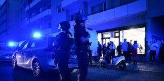 Nach dem Streit zwischen zwei Gruppen wurde am 1. Mai aus einem Auto heraus auf Menschen geschossen. Die Polizei sperrte die Gegend ab. (Archivbild)