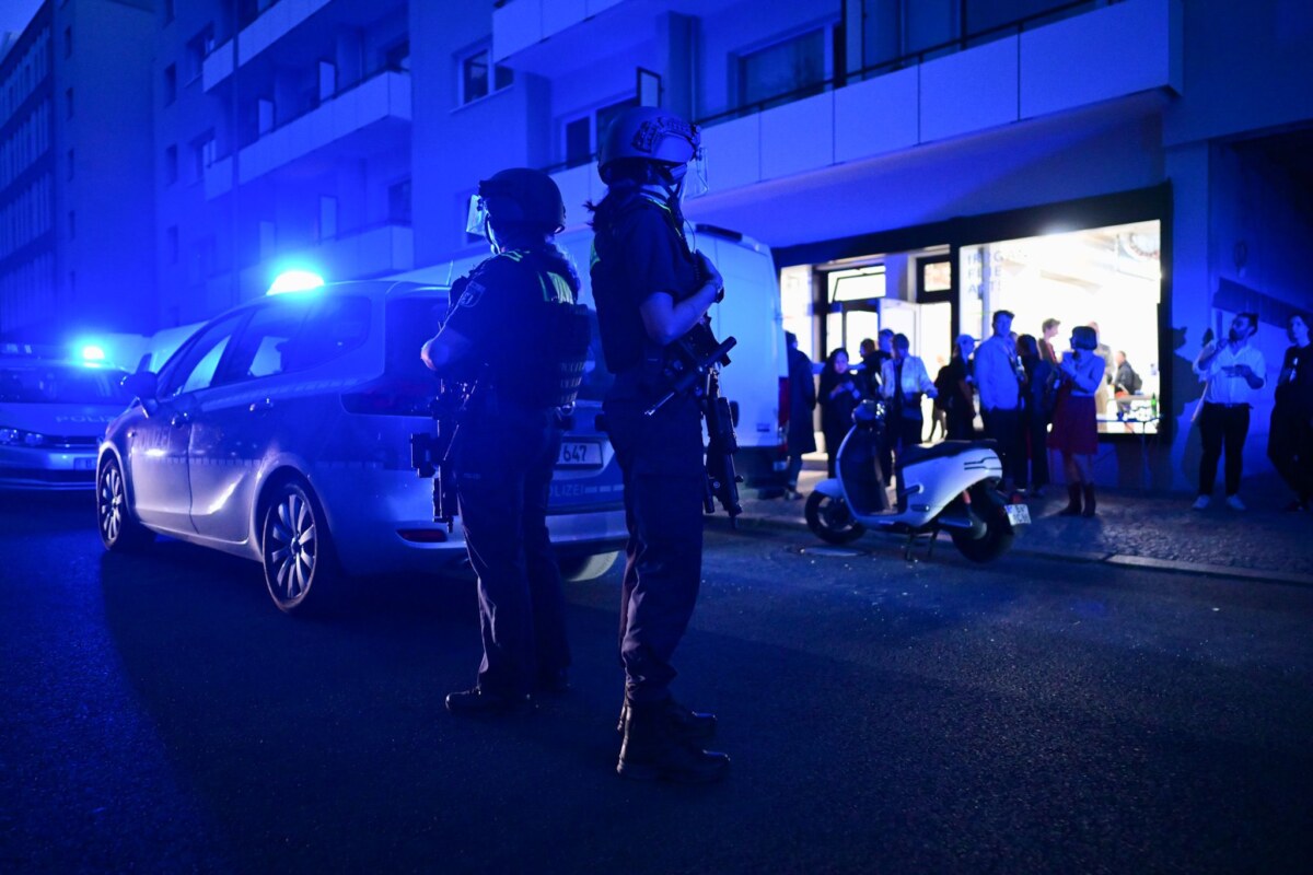 Polizeieinsatz am 1. Mai wegen Schüssen in Kreuzberg. Nach dem Streit zwischen zwei Gruppen wurde am 1. Mai aus einem Auto heraus auf Menschen geschossen. Die Polizei sperrte die Gegend ab. (Archivbild)