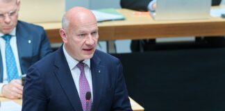 Berlins Regierender Bürgermeister Kai Wegner (CDU) sieht die Finanzierung des Deutschlandtickets kritisch. 