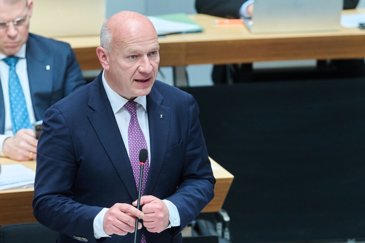 Plenarsitzung Berliner Abgeordnetenhaus Berlins Regierender Bürgermeister Kai Wegner (CDU) sieht die Finanzierung des Deutschlandtickets kritisch.