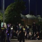 Die Polizei verhindert eine Blockadeaktion vor einer Druckerei in Berlin-Spandau.