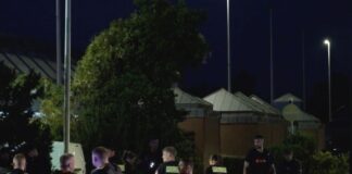 Die Polizei verhindert eine Blockadeaktion vor einer Druckerei in Berlin-Spandau.