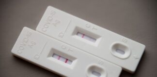 Laut Landessozialgericht fehlt der erforderliche Beweis dafür, dass die Übertragung mit dem Covid-19-Virus am Arbeitsplatz erfolgt ist. (Symbolbild) 