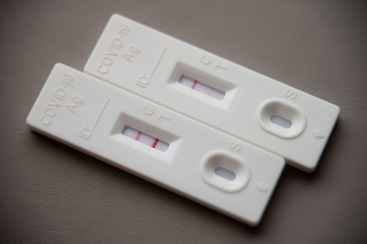 Coronavirus - Schnelltest Laut Landessozialgericht fehlt der erforderliche Beweis dafür, dass die Übertragung mit dem Covid-19-Virus am Arbeitsplatz erfolgt ist. (Symbolbild)