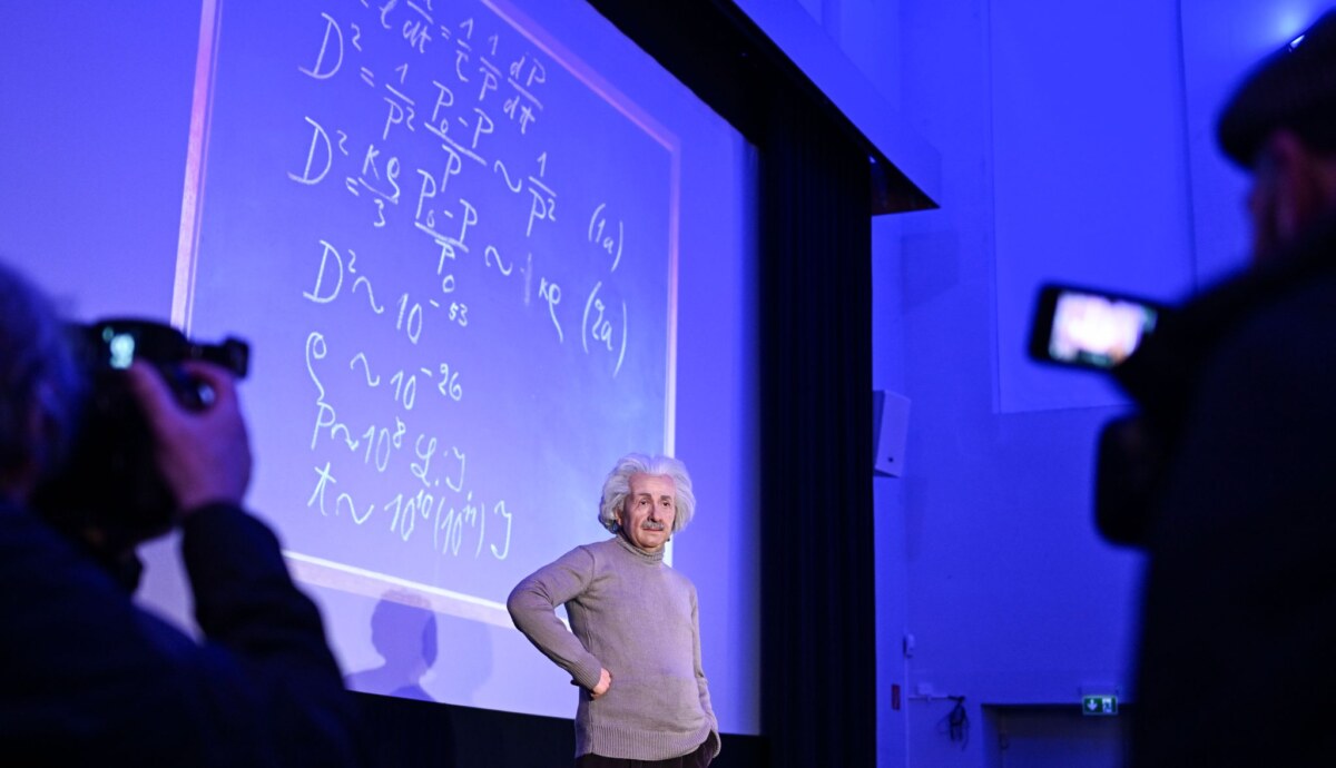 Aufstellung der Wachsfigur von Albert Einstein In der Archenhold-Sternwarte hielt Einstein erstmals im Juni 1915 einen öffentlichen Vortrag zur Allgemeinen Relativitätstheorie.