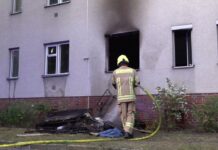In einem Mehrfamilienhaus in Berlin-Reinickendorf brach ein Feuer in einer Erdgeschosswohnung aus. Zwei Kinder wurden unter anderem verletzt.