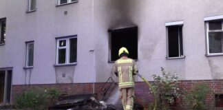 In einem Mehrfamilienhaus in Berlin-Reinickendorf brach ein Feuer in einer Erdgeschosswohnung aus. Zwei Kinder wurden unter anderem verletzt.