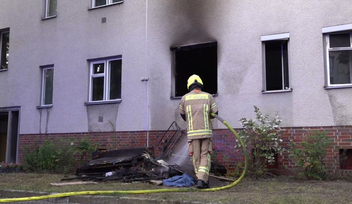 Feuer in Mehrfamilienhaus - Kinder unter den Verletzten In einem Mehrfamilienhaus in Berlin-Reinickendorf brach ein Feuer in einer Erdgeschosswohnung aus. Zwei Kinder wurden unter anderem verletzt.