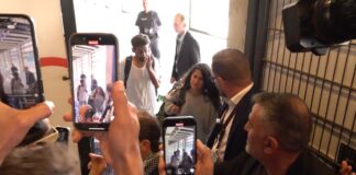 Dutzende Menschen umzingelten die Aktivistin bei ihrer Ankunft. 
