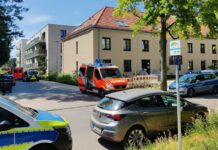 Wegen eines mutmaßlichen Tötungsdelikts sind Polizei und Feuerwehr am Samstag nach Zehlendorf alarmiert worden.
