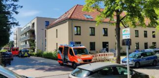 Wegen eines mutmaßlichen Tötungsdelikts sind Polizei und Feuerwehr am Samstag nach Zehlendorf alarmiert worden.