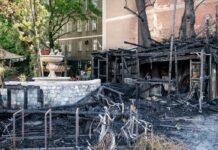 Vor dem Technoclub «Wilde Renate» sind die Spuren des Brandes noch zu sehen.