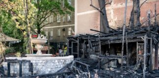 Vor dem Technoclub «Wilde Renate» sind die Spuren des Brandes noch zu sehen.
