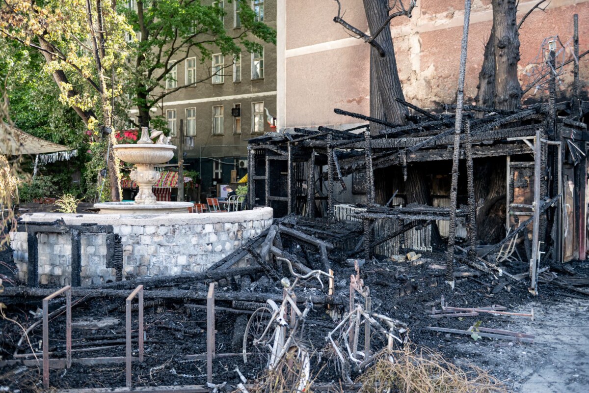 Feuer am Technoclub "Wilde Renate" Vor dem Technoclub «Wilde Renate» sind die Spuren des Brandes noch zu sehen.