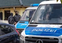 Polizisten durchsuchten im Mai ein Haus in Altdöbern im Süden Brandenburgs. Der Generalbundesanwalt geht gegen junge Männer vor, die einer mutmaßlichen rechtsextremen Terrorzelle angehören sollen. (Archivbild)