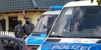 Polizisten durchsuchten im Mai ein Haus in Altdöbern im Süden Brandenburgs. Der Generalbundesanwalt geht gegen junge Männer vor, die einer mutmaßlichen rechtsextremen Terrorzelle angehören sollen. (Archivbild)