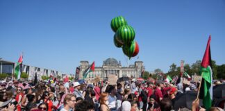 Tausende protestieren in Berlin gegen das israelische Vorgehen im Gazastreifen. 