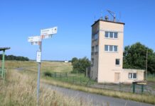 Für ein Mindestgebot von 5.000 Euro kann der Turm direkt an der Elbe zwischen Wittenberge und Lenzen erworben werden. 