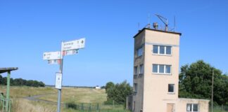 Für ein Mindestgebot von 5.000 Euro kann der Turm direkt an der Elbe zwischen Wittenberge und Lenzen erworben werden. 
