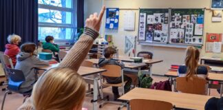 Die Zahl der Seiteneinsteiger unter den Lehrerinnen und Lehrern ist in Brandenburg gestiegen. (Archivbild)