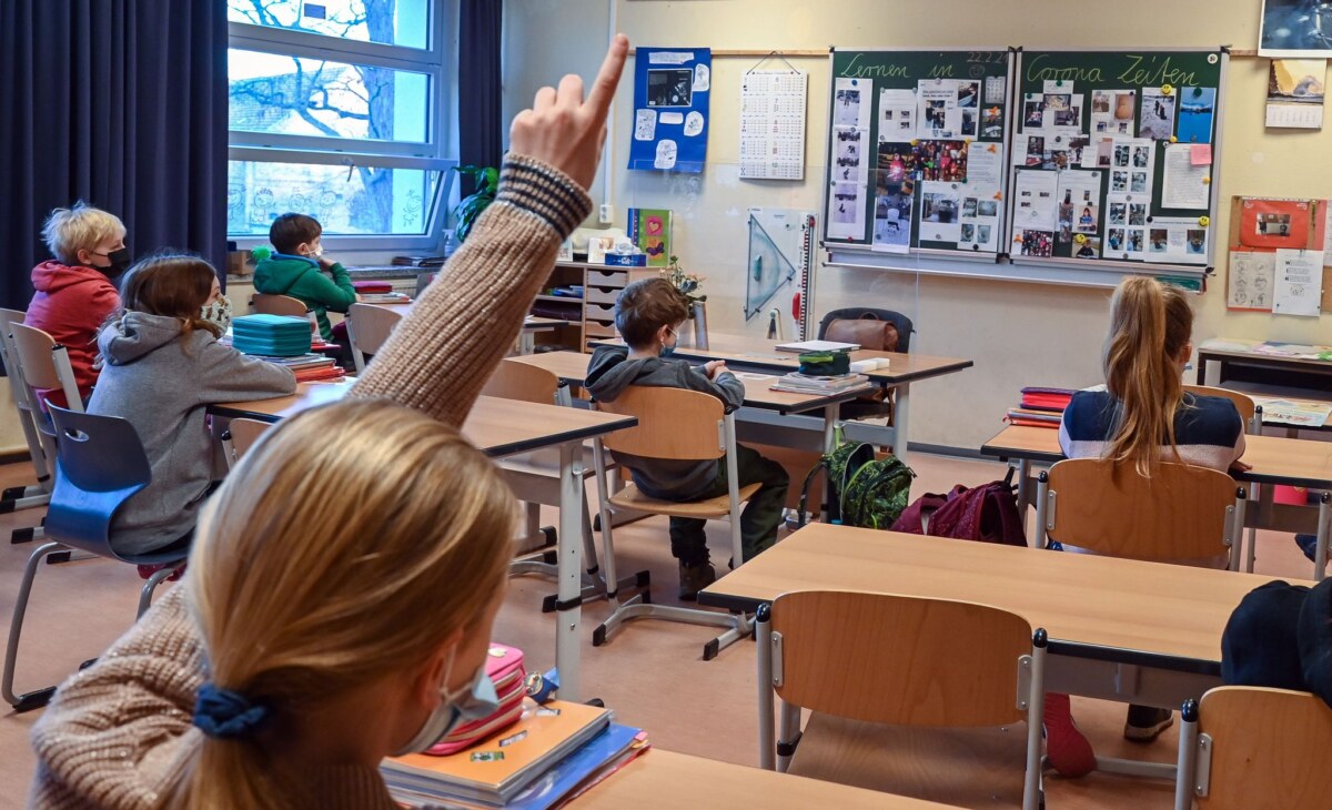Klassenzimmer Die Zahl der Seiteneinsteiger unter den Lehrerinnen und Lehrern ist in Brandenburg gestiegen. (Archivbild)