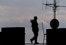 Schwindelfrei sollte man sein: Die Schornsteinfeger-Branche freut sich über besonders viele Auszubildende im vergangenen Jahr. (Archivbild)