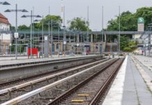 Der heftige Wind hat auch Auswirkungen auf den Bahnverkehr.