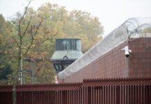 Die Bezahlung von Gefangenen in Berliner Gefängnissen soll deutlich höher werden. (Archivbild)