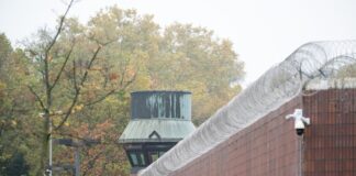 Die Bezahlung von Gefangenen in Berliner Gefängnissen soll deutlich höher werden. (Archivbild)