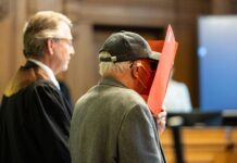 Der Angeklagte (r) steht vor Beginn des Prozesses mit seinem Anwalt Thomas Scheferling in einem Gerichtssaal.