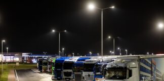 Der Platz für Lkw an Raststätten an Autobahnen ist knapp. (Archivcbild)