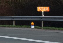Wegen des umgekippten Tanklasters bei Ziesar ist die A2 weiterhin gesperrt. Die Reinigungsarbeiten gestalten sich schwierig. (Archivbild)