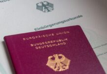 Darüber wird seit langem politisch debattiert: Nach wie vielen Jahren Aufenthalt in Deutschland soll eine Einbürgerung möglich sein? (Archivbild)