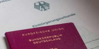 Darüber wird seit langem politisch debattiert: Nach wie vielen Jahren Aufenthalt in Deutschland soll eine Einbürgerung möglich sein? (Archivbild)