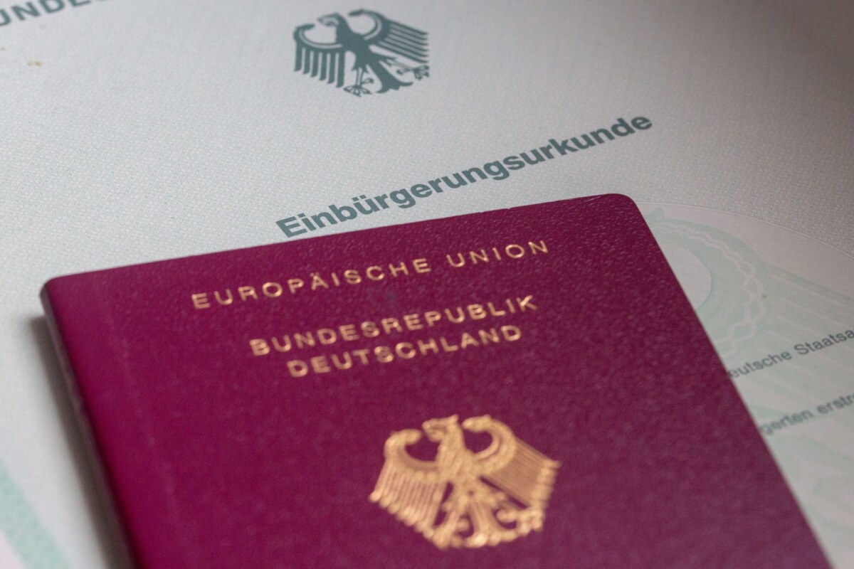 Einbürgerungsurkunde und Reisepass Darüber wird seit langem politisch debattiert: Nach wie vielen Jahren Aufenthalt in Deutschland soll eine Einbürgerung möglich sein? (Archivbild)