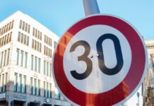 An vielen Berliner Hauptstraßen soll Tempo 30 wieder aufgehoben werden. (Archivbild)