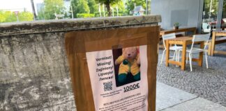Neben den Plakaten auf Deutsch bittet auch ein eigener Webauftritt auf Englisch, Polnisch, Rumänisch und Bulgarisch um Hinweise zu dem gestohlenen Plüschtier.