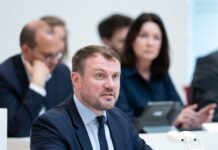Brandenburgs Wirtschaftsminister Daniel Keller (SPD) sieht das Land bei der Senkung klimaschädlicher Gase weit vorn (Archivbild).