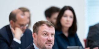 Brandenburgs Wirtschaftsminister Daniel Keller (SPD) sieht das Land bei der Senkung klimaschädlicher Gase weit vorn (Archivbild).