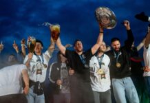 Die Füchse Berlin eskalieren beim Meister-Empfang. 