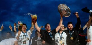 Die Füchse Berlin eskalieren beim Meister-Empfang. 